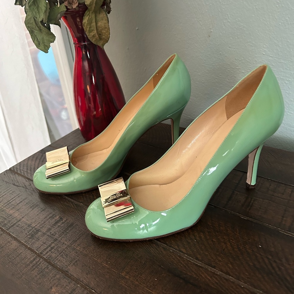 Kate Spade Green and Gold Heels with Elegant Design